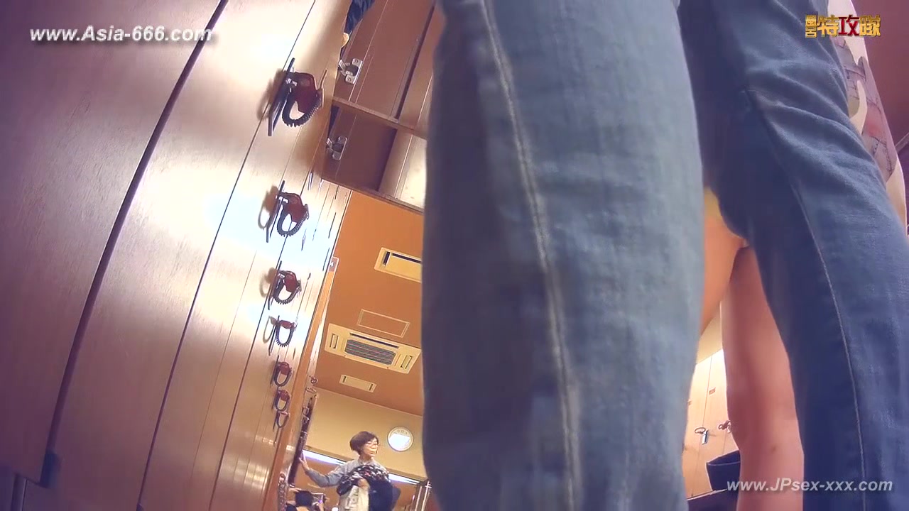 japanese public bathroom changeroom.***