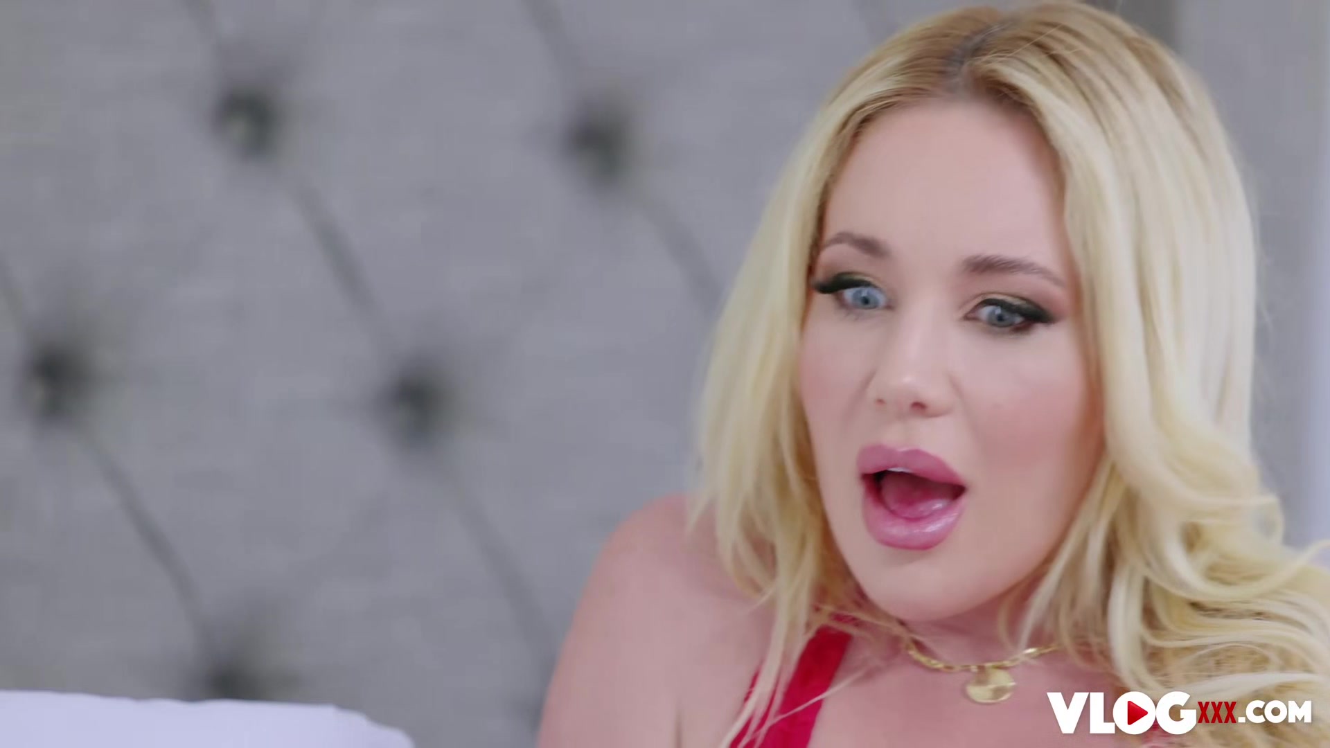 Big Tits Savannah Bond Seduces Lucky Stud To Fuck Her