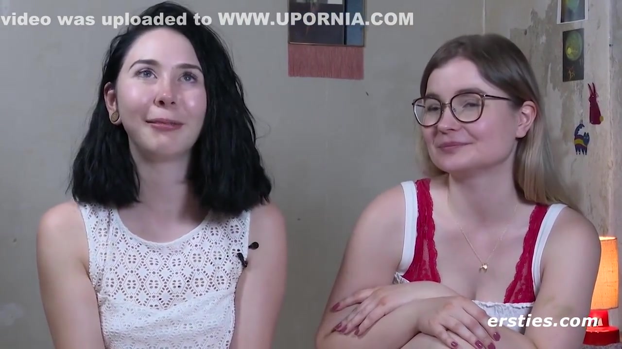 Die 18-jahrige Joanna Hat Ihr Erstes Lesbisches