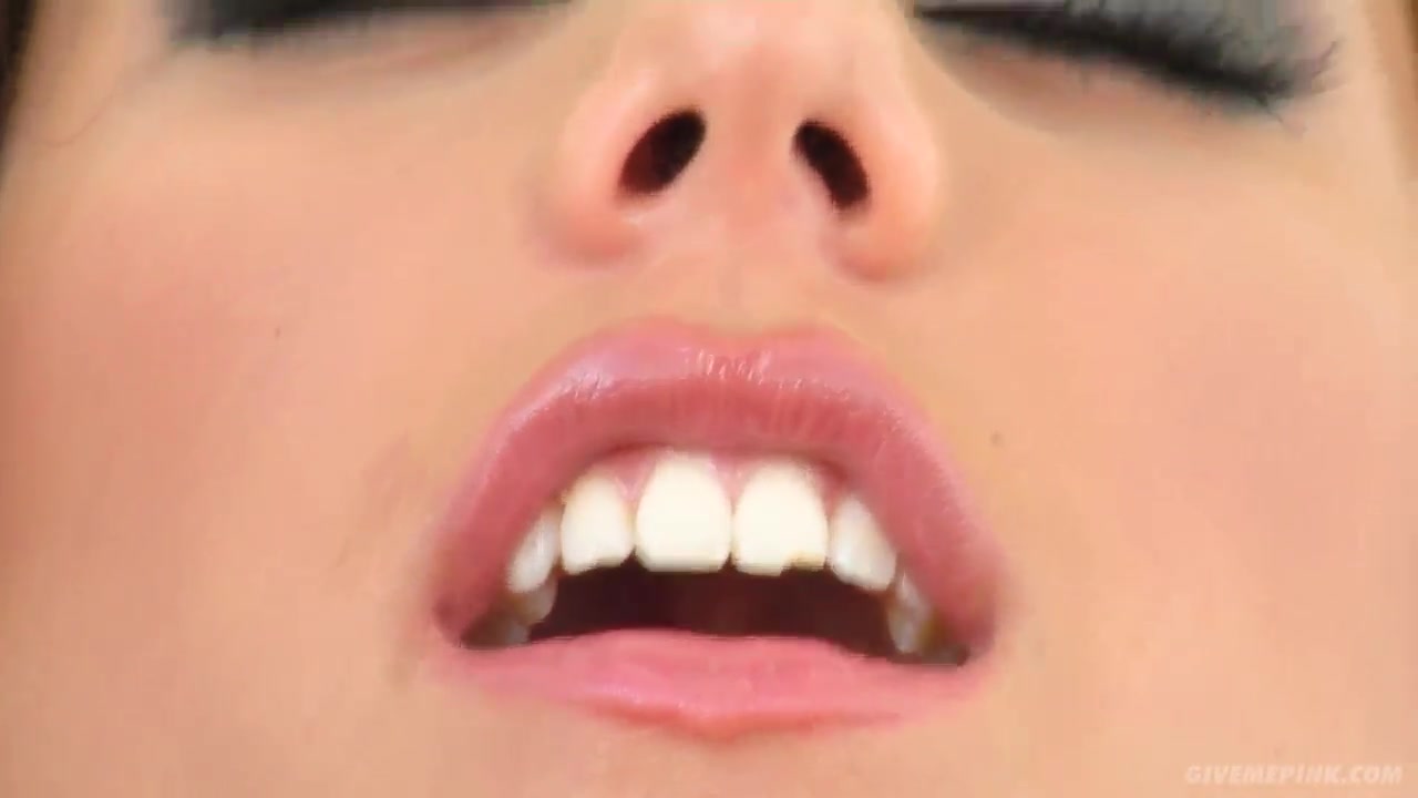 Vinnie Pearl is going to gape her pussy on cam