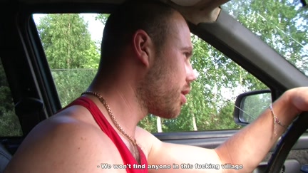 Hawt whore sucks in car