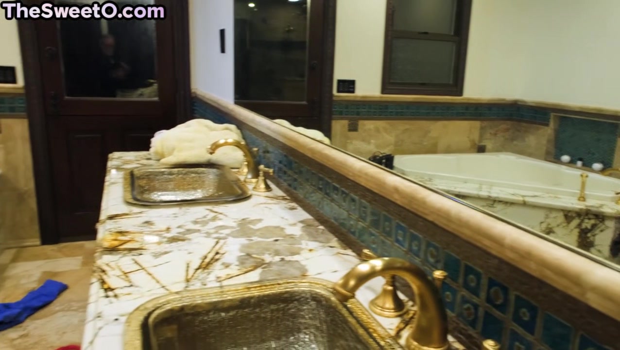 Skinny babe pussydrilled in bathroom