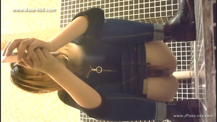 chinese girls go to toilet.99