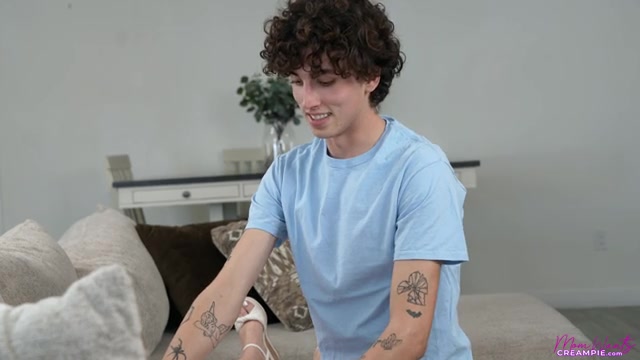 Stepsons Sexual Services - S4:E7 - Momlover