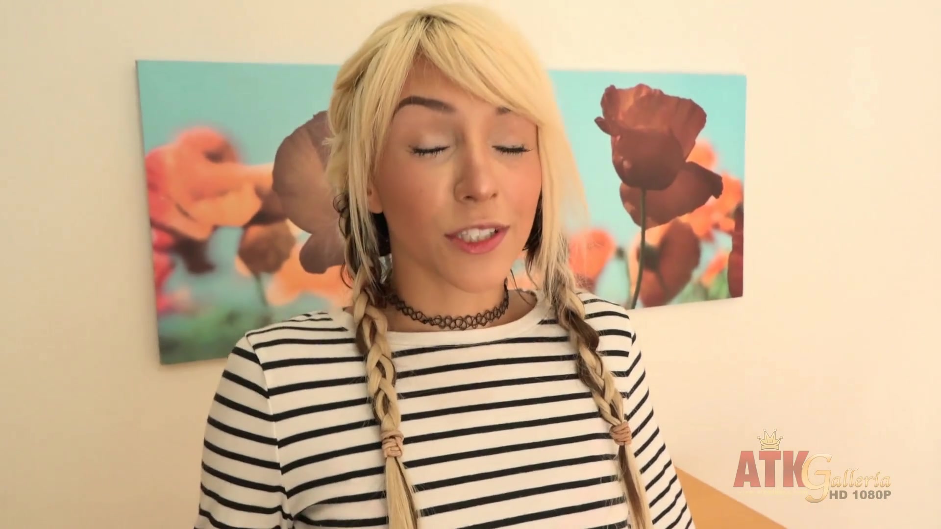 Interesting blonde teen girl