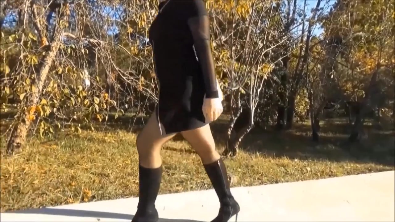 Walkings In Minidresses