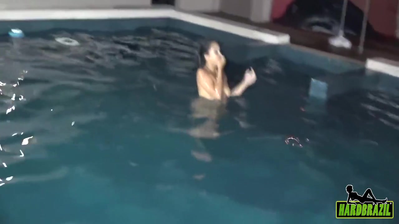 Jeniffer Matrix In Nadando Pelada Na Piscina 3 Min
