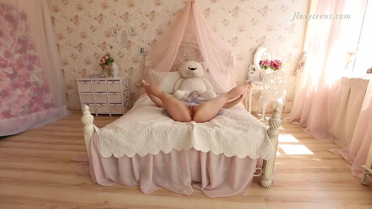Brunette Chick Doing Unbelievable Spreads - Nino Belover