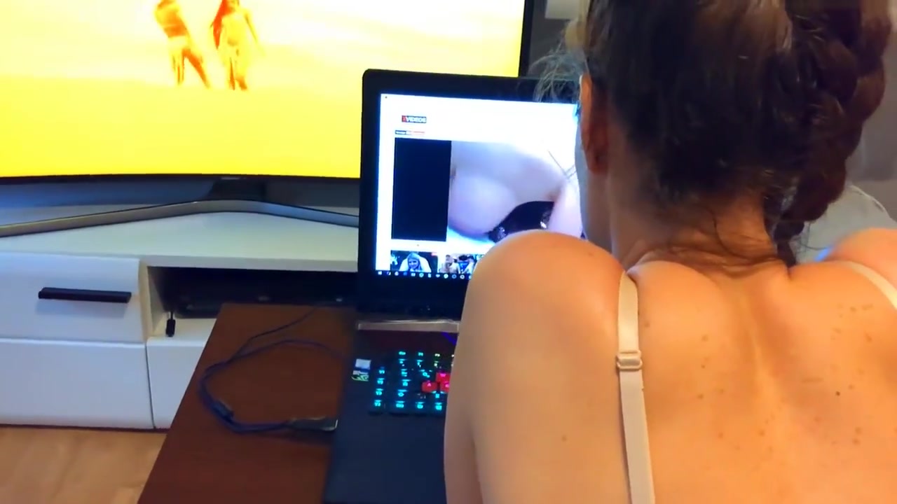 I CAME ON HORNY STEPSISTER ASS WHILE SHE WATCHING LISA ANN PORN ON XVIDEOS - NEXTDOORNURS3