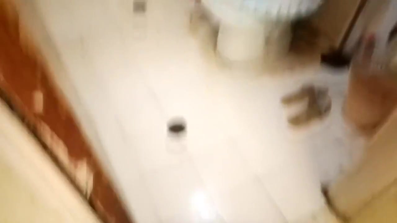 Espio A Mi Companera De Cuarto En El Bano Y Termino Follandola Y A Acabandole En Su Culo