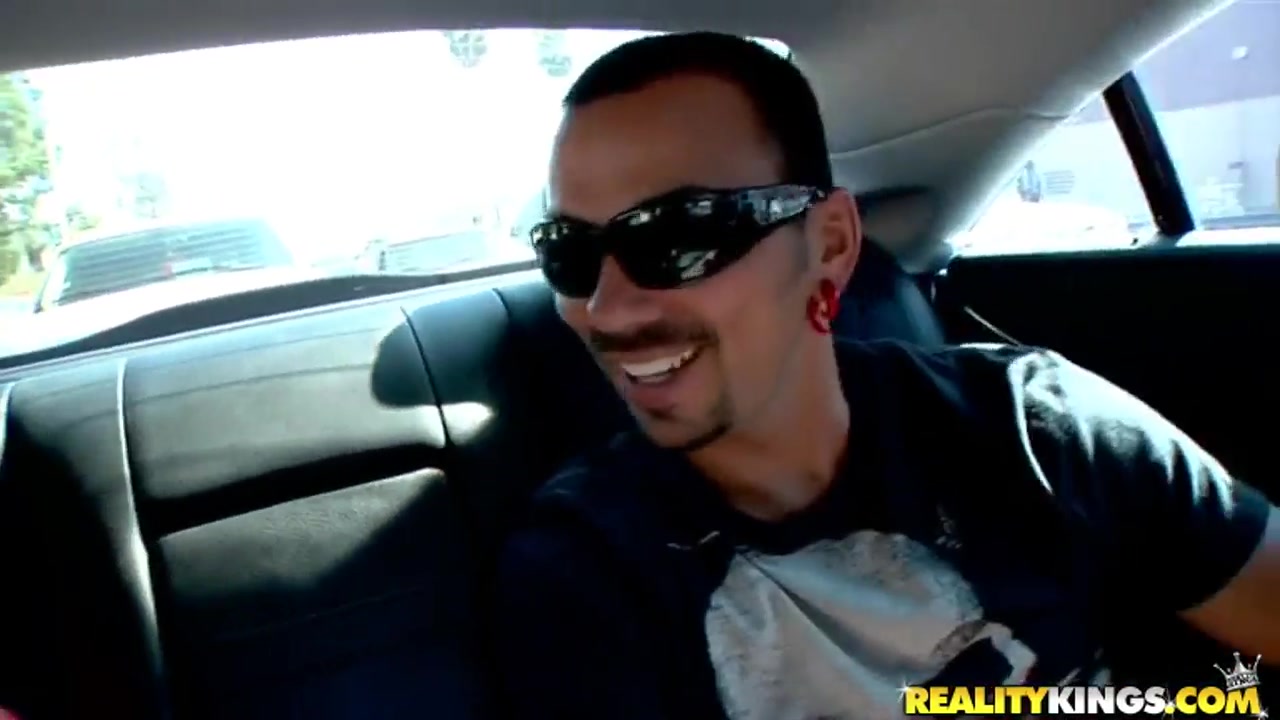 Amateur beauty sucking bis penis in a car