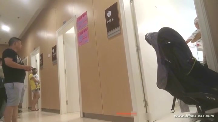 peeping chinese woman to go to the hospital for an injection.4_2