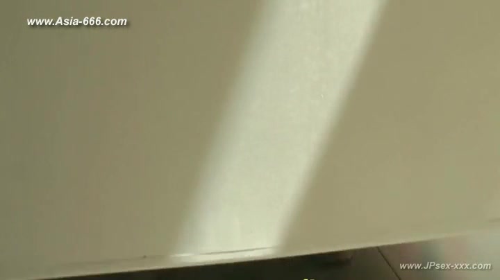 chinese girls go to toilet.69