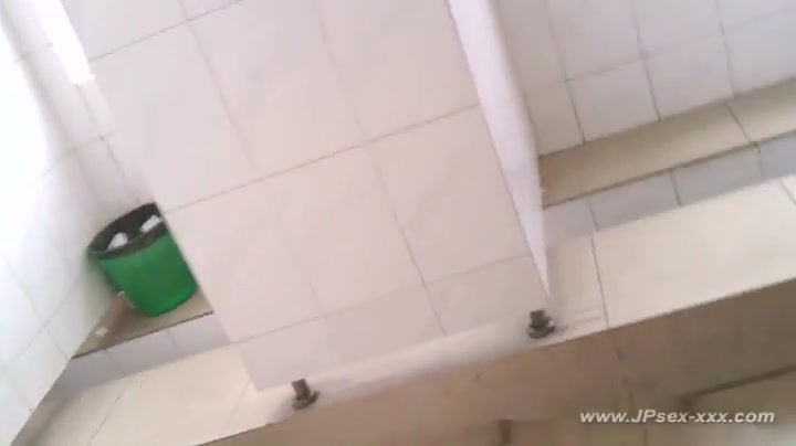 chinese girls go to the toilet.19