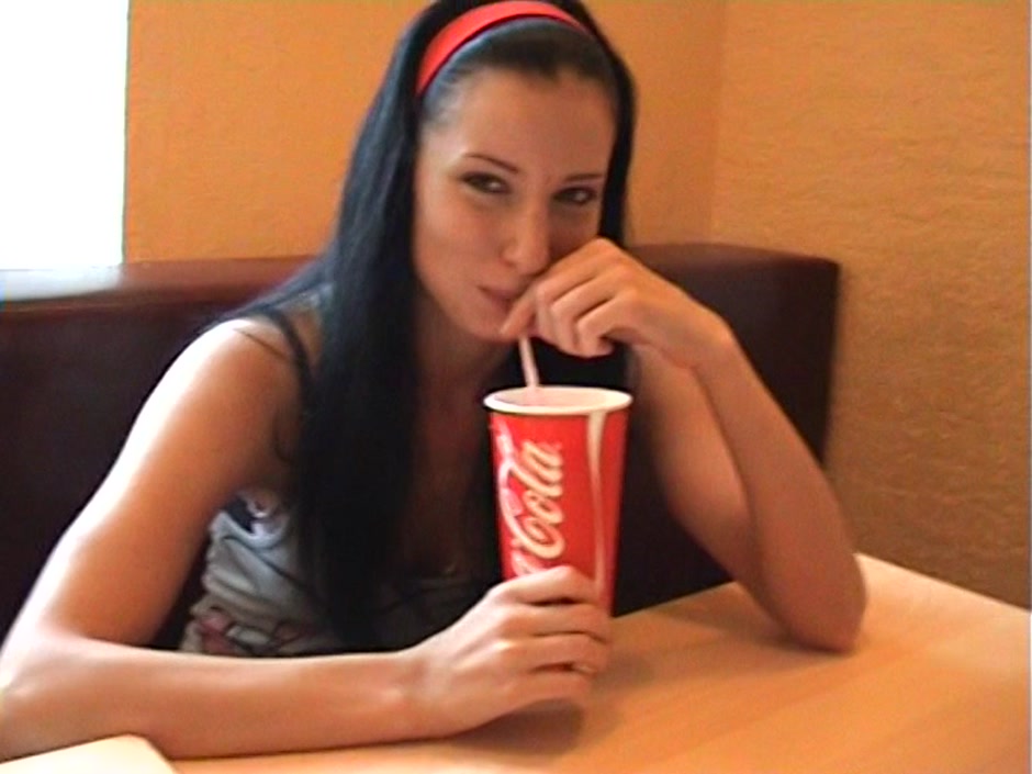 Yulia in amateur hot vixen gives a nice blowie to her guy