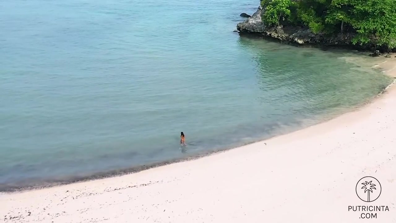 Putri Cinta - Stripping On A Beautiful Tropical Beach