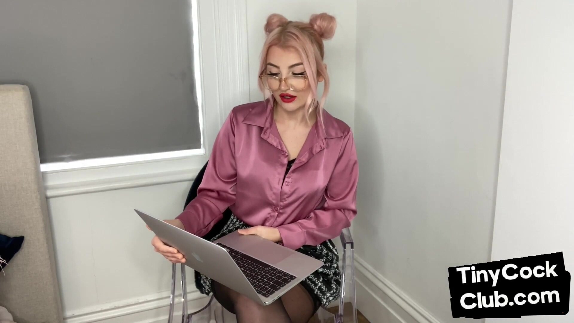 SPH amateur doll humiliates small cocks in solo video