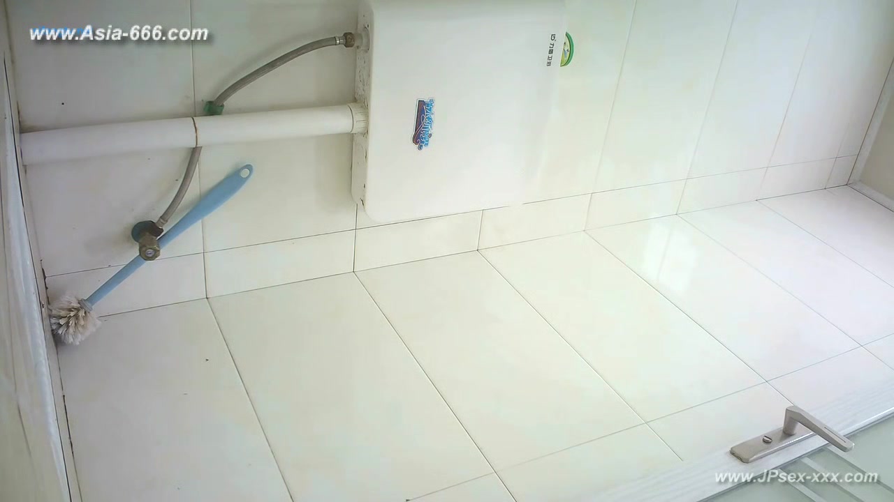 chinese girls go to toilet.***