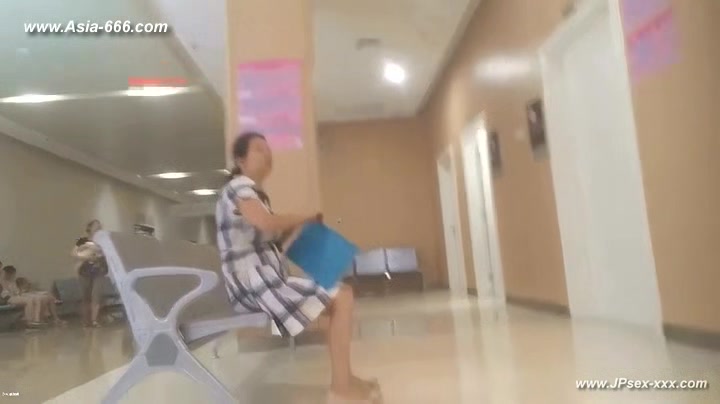 peeping chinese woman to go to the hospital for an injection.5