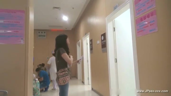 peeping chinese woman to go to the hospital for an injection.4_2