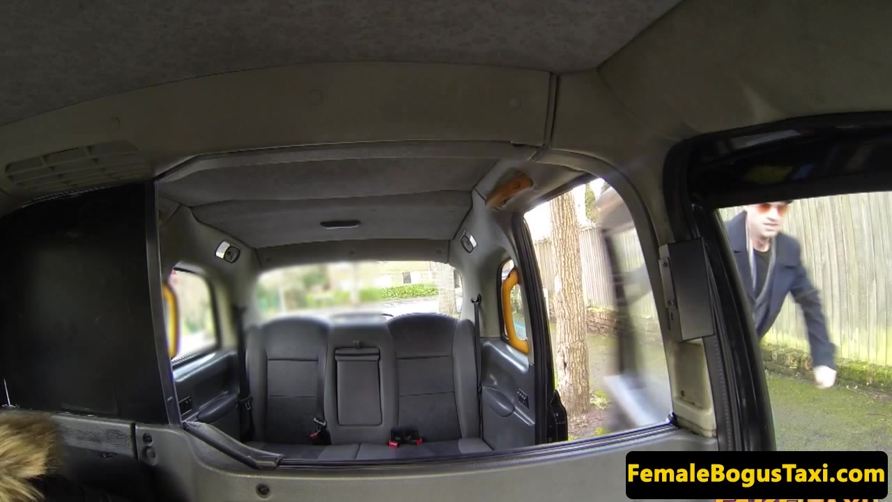 Bigtitted london cabbie cocksucks on backseat