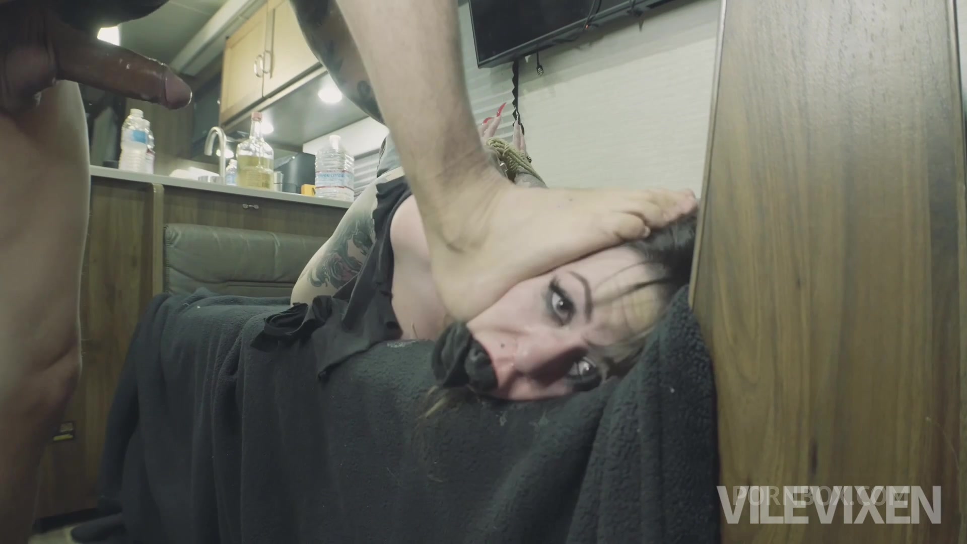 Vile's WHORE TOUR Debut - PissVids