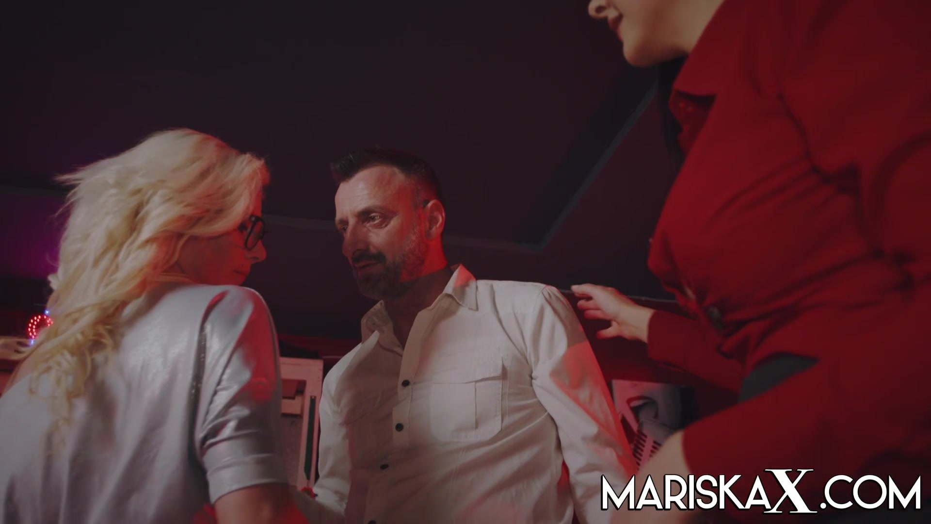 MARISKAX Mariska offers her friend Tina to Pascal