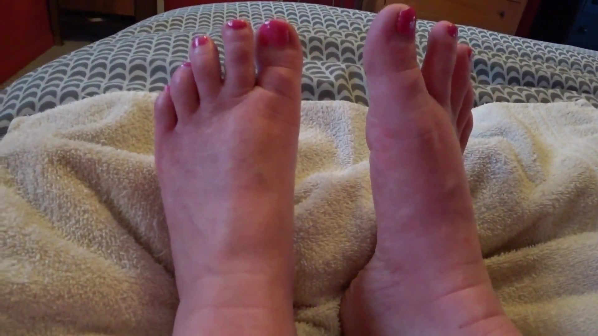 Mesmerised By My Pretty Pink Toes - TacAmateurs