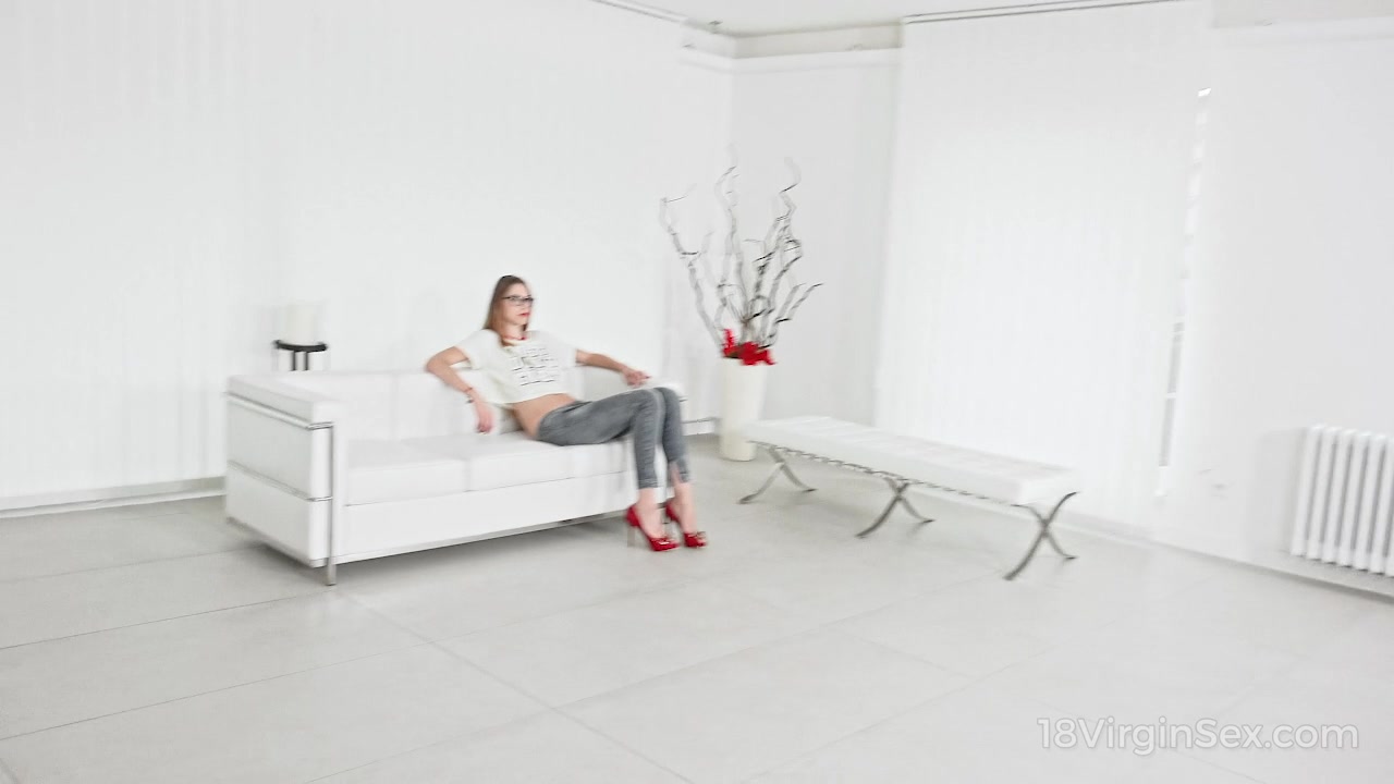 Sweet babe comes to the studio to fulfil her dream