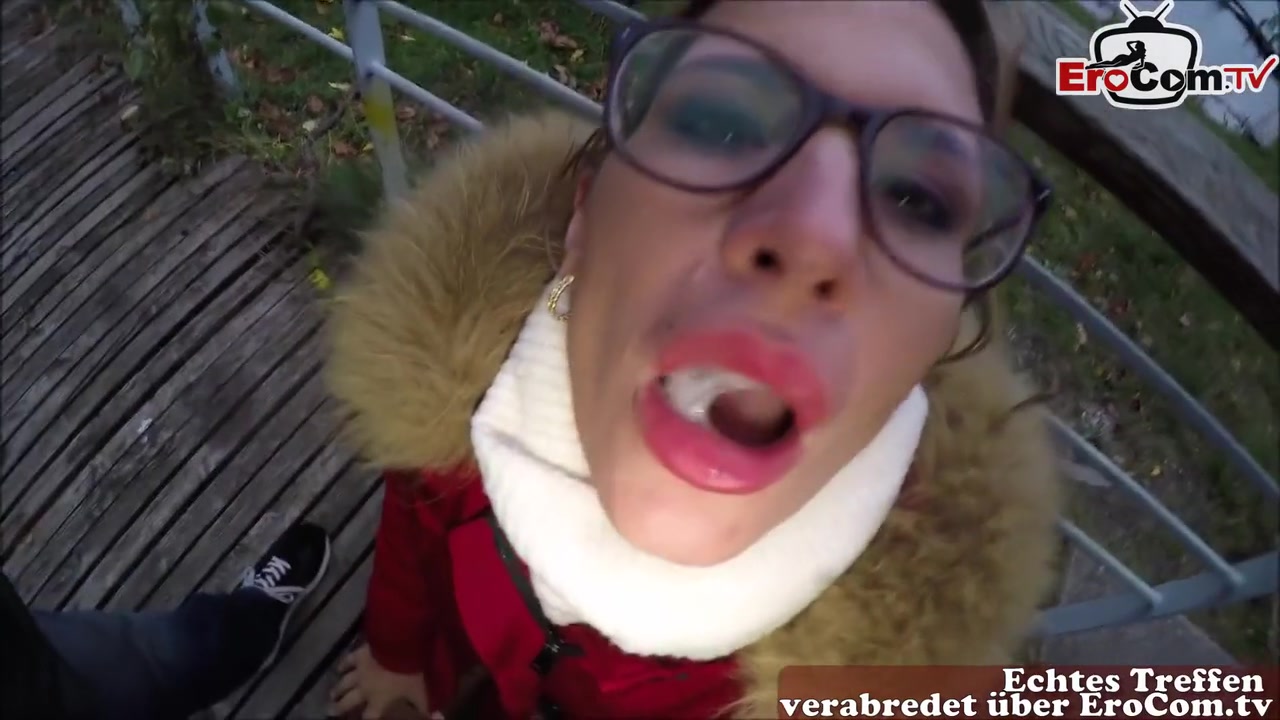 Blonde Deutsche Milf Mit Brille Trifft Sich Mit Fremden Mann Zum Ficken In Der Offentlichkeit