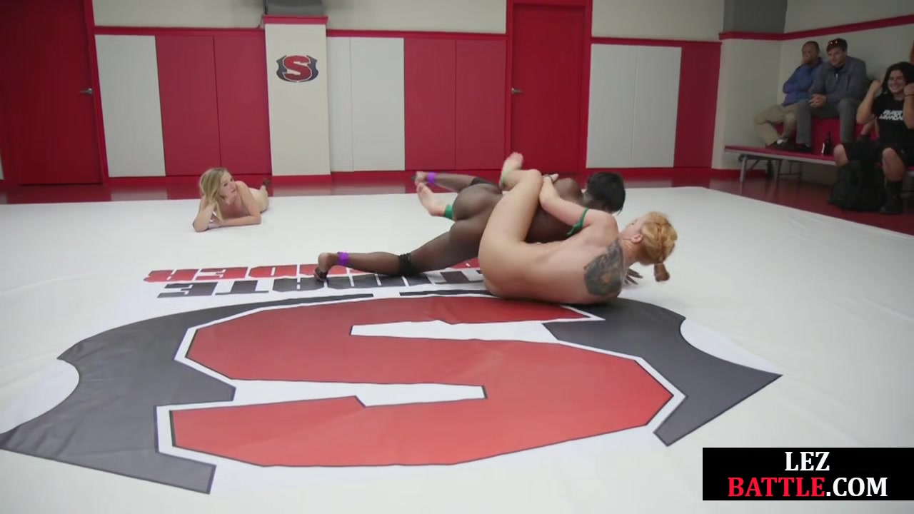 Ebony lez wrestler dominating her rival