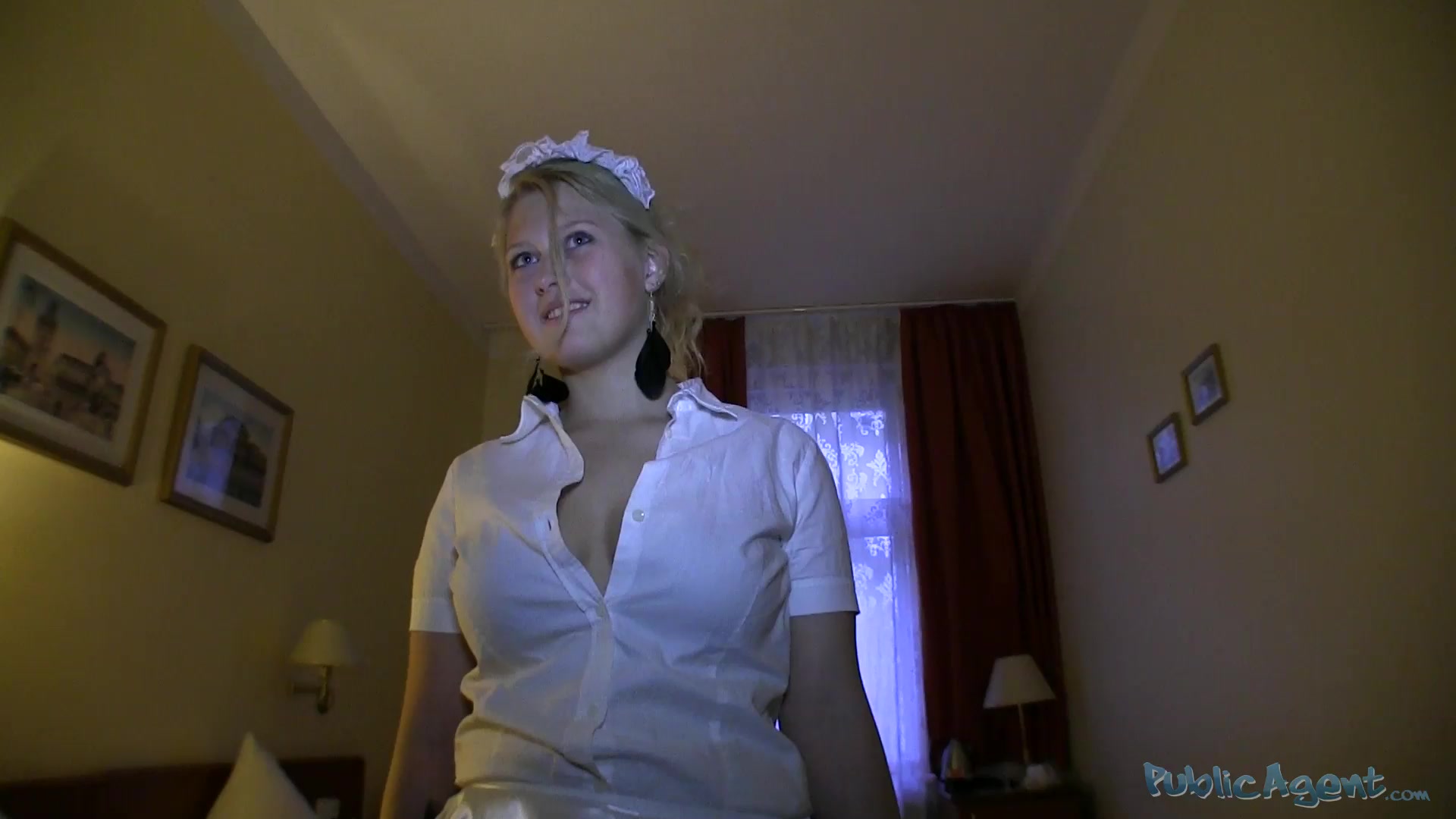 Amateur hardcore sex with blonde chick in the hotel room