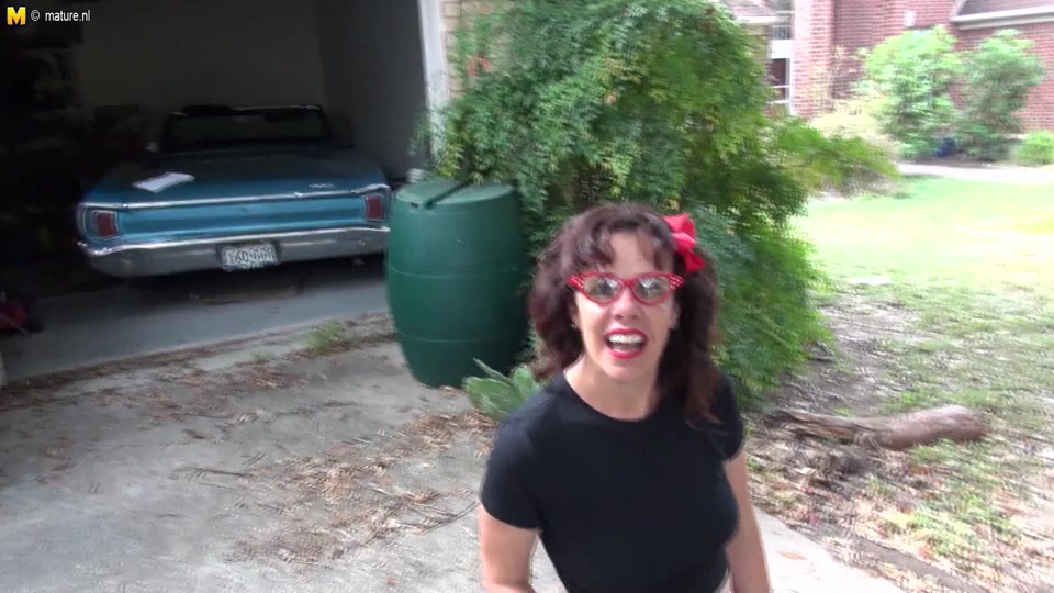 Sexy American housewife gets naked and sticks a toy up her wet pussy