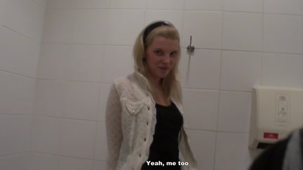 Blond shows hawt body for specie