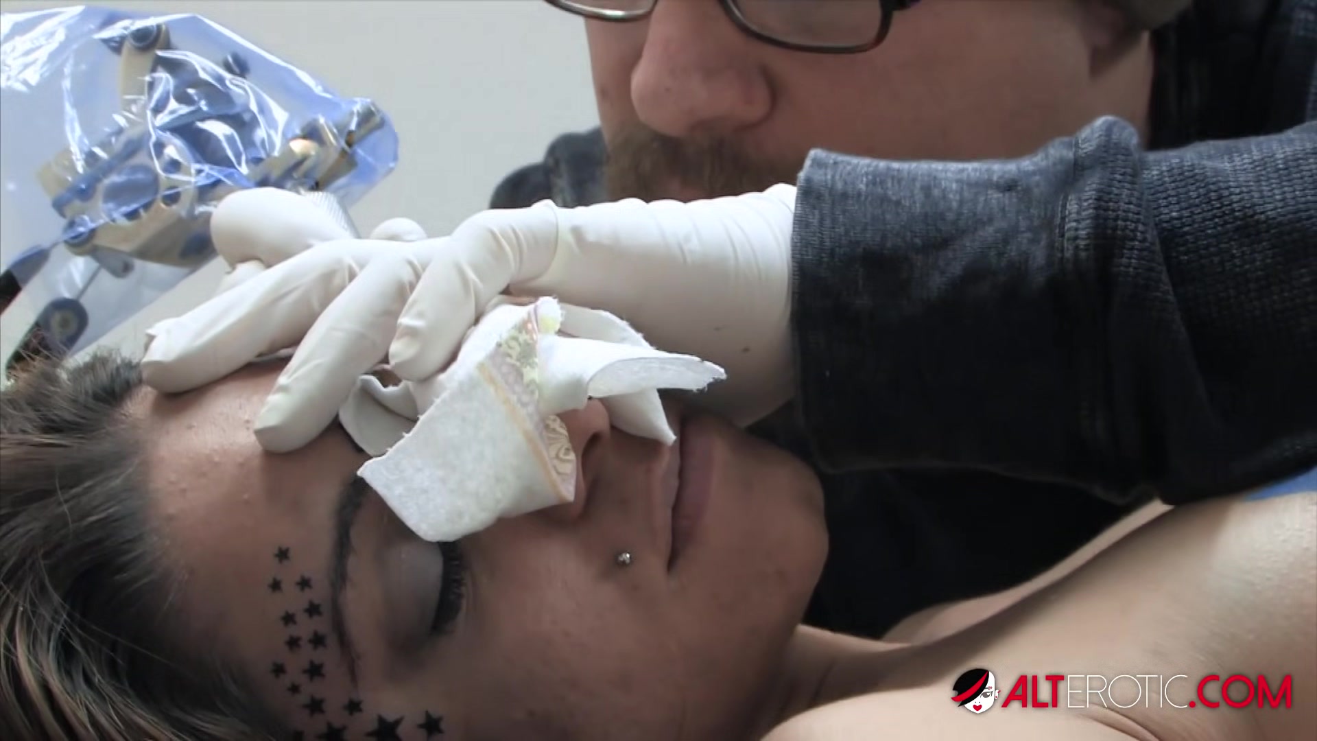 Amina Sky gets a face tattoo while completely nude