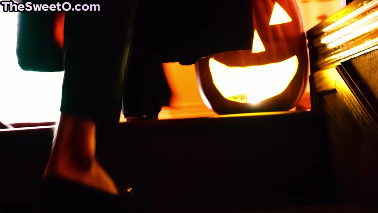 Sensual halloween sex with blondie babe