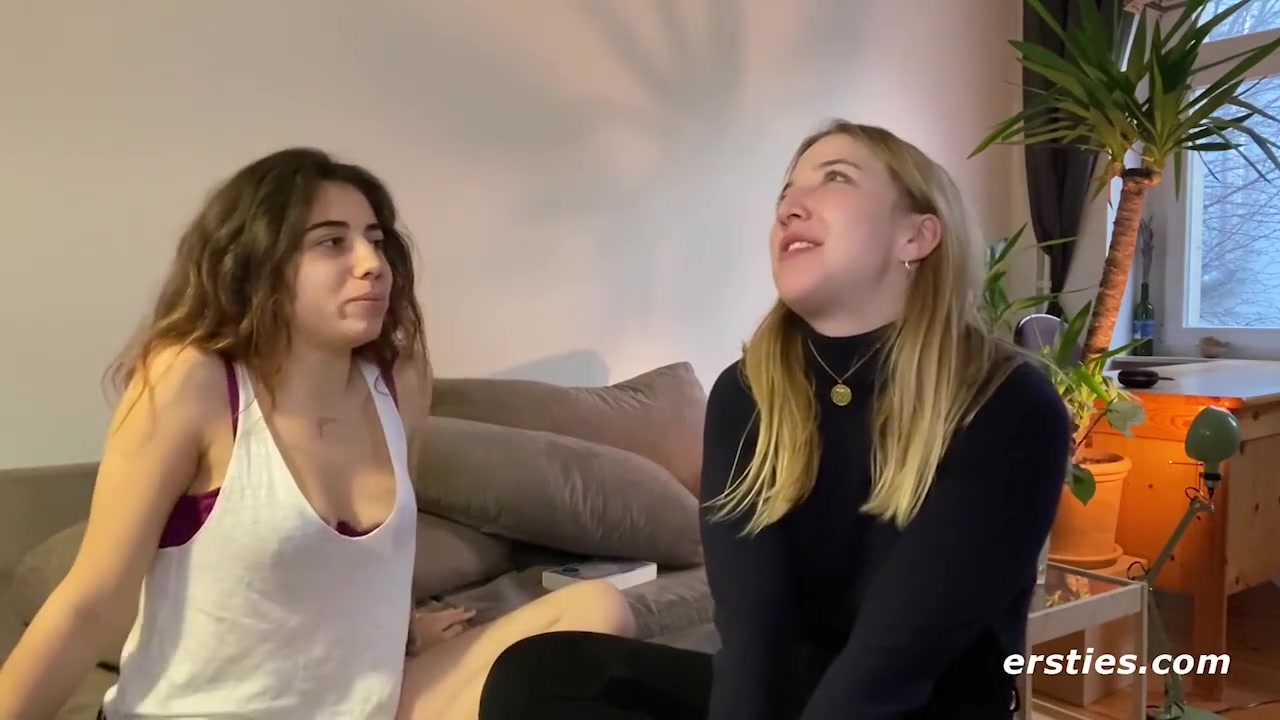 Facesitting Und Heibe Finger-action Mit Kara Und Zoe Aus Berlin