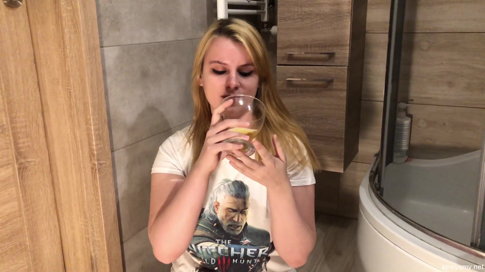 Washing Cum With Piss And Wet Play - Kinky Amy