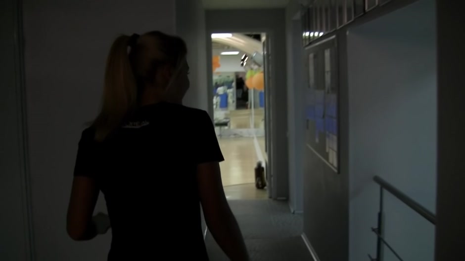 Sexy blonde gf doing sports and blowjob in the gym