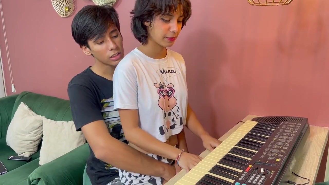 Ayudo A Mi Pequena Hermanastra Con Sus Clases De Musica Y Termino Follandola Duro Hasta Venirme