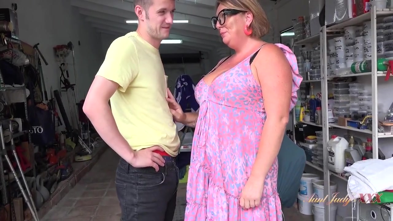 Busty Amateur Cougar Jojo Seduces
