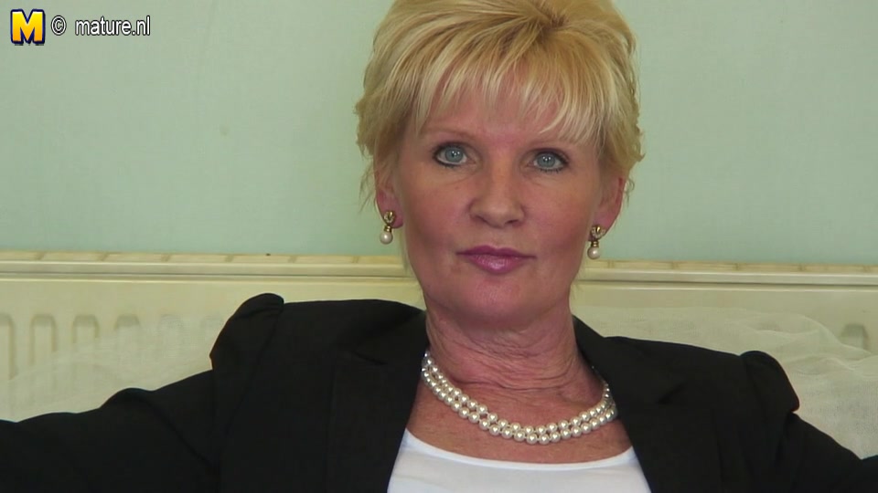 Classy Mature Lady Feeling Naughty - MatureNL