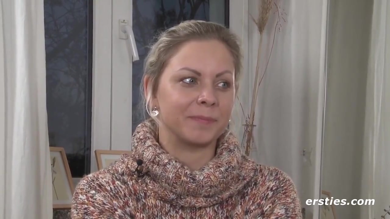 Blondine Fuhlt Sich Wohl Beim Masturbieren