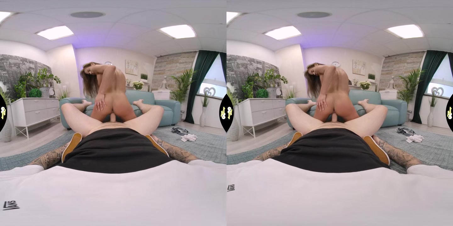Sarah is Cheating - SqueezeVR
