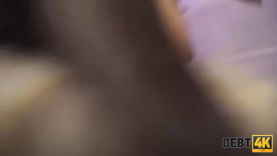Un Mec Sort Une Bite Dure Dun Pantalon Pour Punir Le Ravissant Debiteur 10 Min With Monica Wet