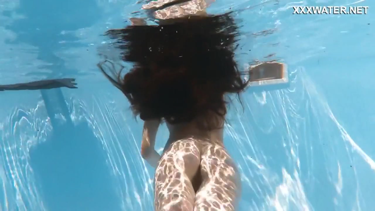 Sexy Naked Erotics With In The Pool - Lana Lelani