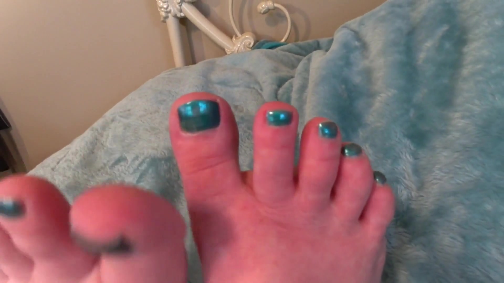 Sexy Toes To Worship, Wrinkled Soles To Lick - TacAmateurs