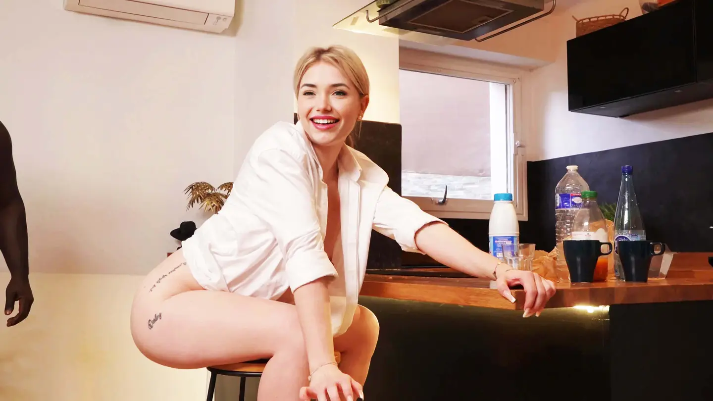 Anastasia, 25, experiences several things in one! - Jacquie et Michel TV