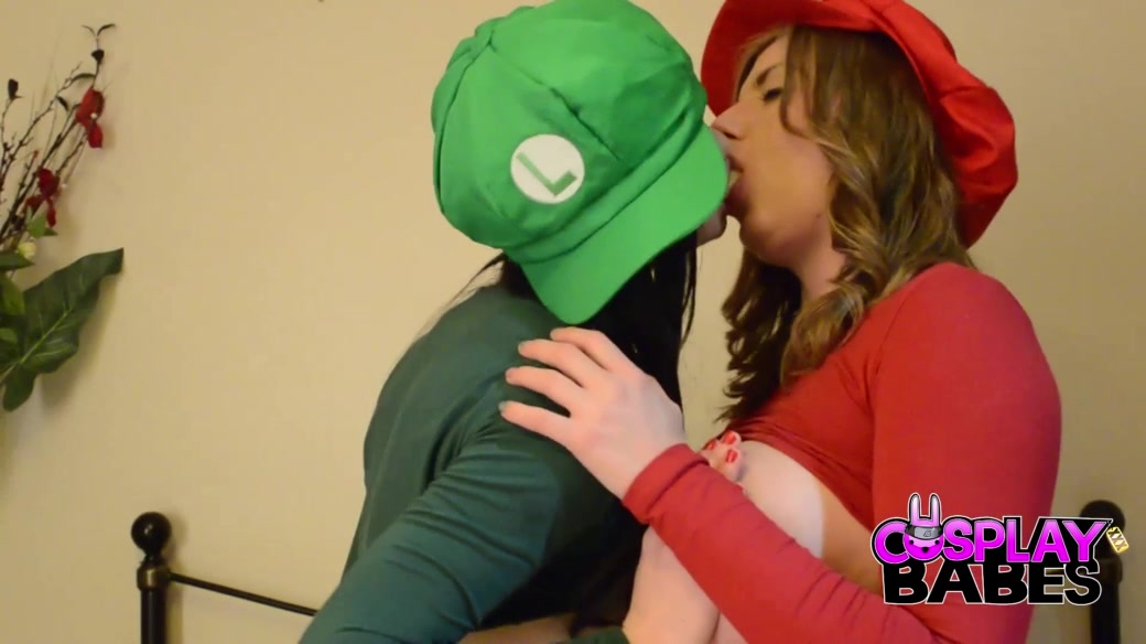 Yuffie Yulan Tina Kay in Cosplay Lesbian Mario Step sisters - CosplayBabes