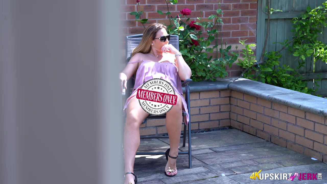 Pussy Spying - UpskirtJerk